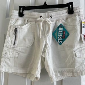 NWT Unionbay White Christy Cargo shorts. Size Medium (Approx Size 7/8). Stretchy